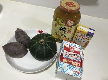 step1: （1）（紫薯麵團）將紫薯100克去皮，切成厚片，隔水蒸熟，攤凍打成紫薯泥，打的時候要加點水，加入日本中筋麵粉200克合成麵糰加入3g酵母，然後最好有家用廚師機柔搓麵團再靜止發酵

（2）（柚子蜂蜜白麵團）柚子蜂蜜2匙加入日本中筋麵粉100克加點水加入少量酵母然後最好有家用廚師機柔搓麵團再靜止發酵