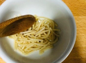 step2: 意粉以滾水煮熟，壓碎