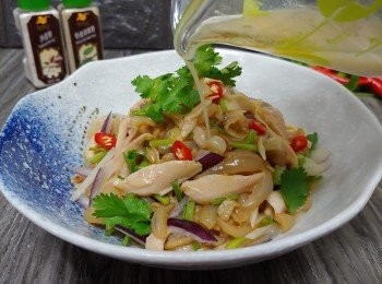 step10: 上碟後淋上沙薑汁， 灑上辣椒粒及芝麻便完成