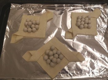 step4: 中間部份需要用高溫石仔壓住或用豆類壓住。放入焗爐焗15分鐘，中段可以將酥皮轉方向。