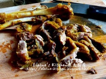 step11: 麵包內的白麵包挖空 , 豬仔脾盛起去骨 , 將肉撕成條 , 放回咖哩內拌勻