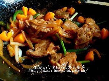 step10: 用中火快炒至汁料半收乾 , 熄火加入蔥段及蜜桃粒拌勻即可