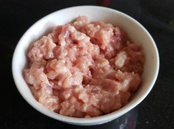 step3: 免治豬肉 , 用少少鹽，糖，生粉，麻油醃 25 分鐘備用