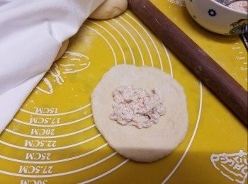 step8: 壓平麵團，加入餡料，再搓成球形