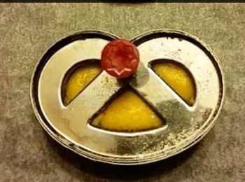 step5: 曲奇做法
～牛油於室溫下軟化，用電動打蛋器，將糖粉加入打發至鬆發變白
～全蛋分一至兩次加入牛油中打勻
～將以篩過的麵粉加入蛋糊中拌勻
～完成麵粉團後，雪1小時
～取出模具印出圖案，放上砂糖或粗糖後入焗爐。
(砂糖是不會溶）