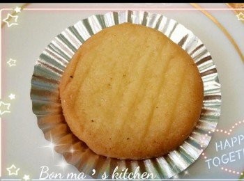 step12: 曲奇做法
～牛油於室溫下軟化，用電動打蛋器，將糖粉加入打發至鬆發變白
～全蛋分一至兩次加入牛油中打勻
～將以篩過的麵粉加入蛋糊中拌勻
～完成麵粉團後，雪1小時
～取出模具印出圖案
～用义壓紋
~放入已預熱焗爐，以160度焗約入15分鐘便成。
（各爐溫不同，要注意調溫）