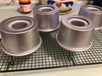 step6: 焗好後取出蛋糕大力"噔"兩下，立即倒扣放涼，之後便可脫模