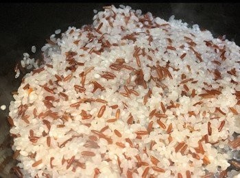 step4: 燒紅煲下油，將蝦乾炒香，盛起。