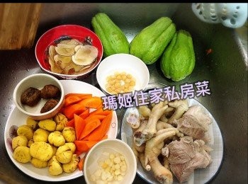 step1: 佛手瓜 切半去核洗乾淨備用👉🏻咁筍㓟皮洗乾淨滾刀切👉🏻栗子去殼去衣洗乾淨備用