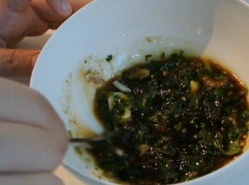 step5: 再將其他的調味料放入並混合 ( 除了2湯匙油 )