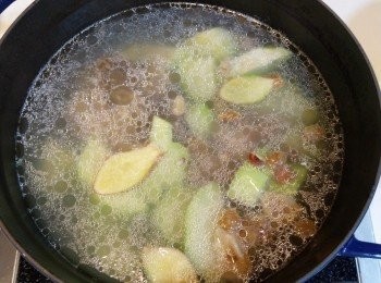 step4: 在鍋中倒入兩湯匙油, 燒熱後炒香薑片, 將牛鰍魚兩面煎香後贊少許紹酒, 合上蓋焗三十秒, 倒入八碗暖水將湯煮滾後, 放入所有材料, 以中大火煲三十分鐘後轉小火煲一小時三十分鐘即成