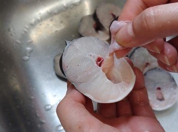 step2: 除去脂肪及血塊後抹乾備用