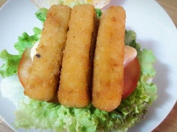 step3: 再淋上芒果優格醬 , 把魚柳條放上