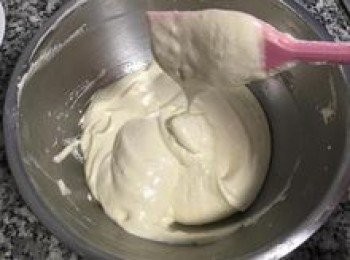 step8: 完成後的麵糊是略微流動的，但不會擴散到鍋邊的狀態，絕對不是水水的喔～