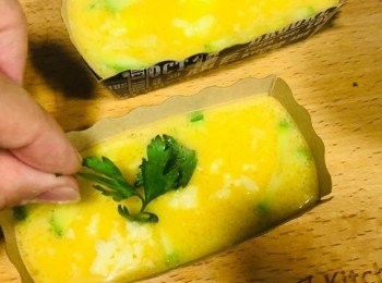 step7: 將蛋液倒入紙模中，加上芝士及番茜