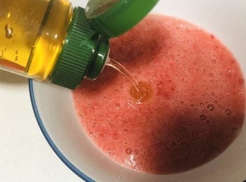 step7: 小朋友食用可配士多啤梨蘸醬（將士多啤梨加適量水榨汁，拌入龍舌蘭蜜調味）