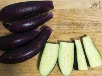 step2: 茄子去蒂頭之後切長段，再對剖；