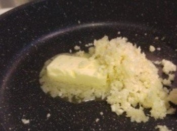 step3: 水波爐或焗爐用180度預熱備用。凍鑊落少許油、牛油和蒜蓉，開火爆香材料，之後加少許鹽和少許糖盛起攤凍。
