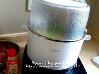 step4: 按<蒸 / 煮>功能蓋上蓋煮10分鐘至軟身