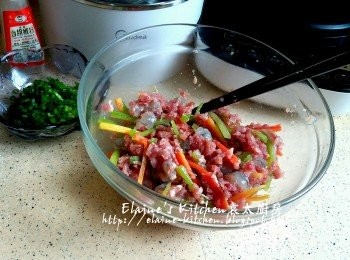 step8: 豬肉醃15分鐘後逐一加入西芹 , 甘旬及蝦粒拌勻靜待1小時