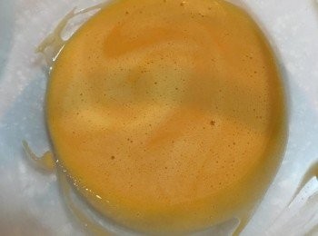step1: 將蛋黃、鮮奶、過篩低筋麵粉攪拌均勻備用。
