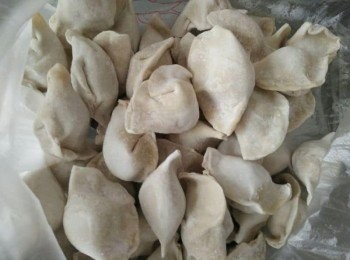 step1: 取出冰箱冷凍水餃，