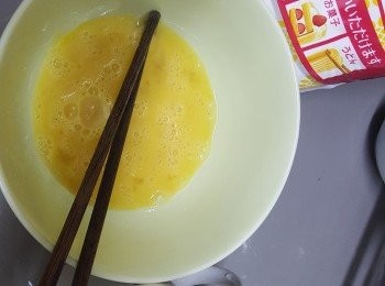 step2: 打發雞蛋後加入普通麵粉後拌匀，最後加入柚子蜜。