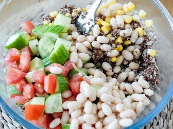 step3: 將所有材料放入碗內，下鹽和黑胡椒粉調味，拌勻