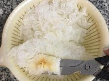 step2: 用剪刀將泡發的白木耳的芯(黃色的部位）剪掉，