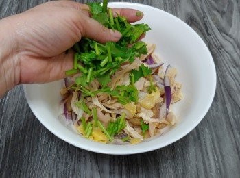 step9: 下適量芫茜段撈勻