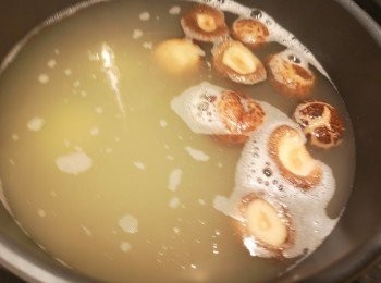 step2: 上湯和水混合煲滾後，加入冬菇先煮10分鐘。