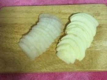 step2: 蘋果去梗和籽後切薄片備用。水梨一切成四塊，去籽去梗後橫向先對切再切片備用。