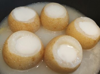 step10: 40分鐘後，打開雪梨頂部加入杏汁和椰奶，其餘加入桃膠糖水攪拌。