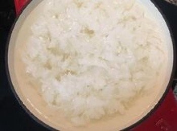 step4: 加入足量蓋過木耳的水，中火煮滾後轉小火慢燉10分鐘；