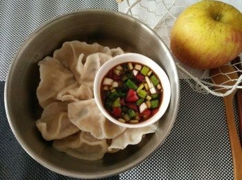 step4: 小碟盤中放入蒜頭、青蔥、辣椒、1小匙醬油、淋上1/8小匙香油，