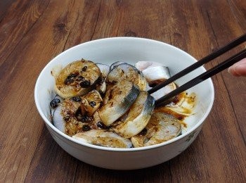 step7: 將<span class="group_2">汁料</span>與白鱔件撈勻