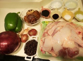 step1: 準備材料： 冬菇預先浸軟去冬菇腳，雞用醃料醃半小時，豆豉一半壓爛一半原粒，紫洋蔥和青椒切方丁，乾蔥和蒜頭拍扁，芫茜切段。
