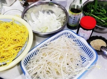 step1: 準備材料。洋蔥切絲，同芽菜及韮菜，同一長度。