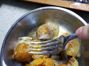 step5: 熟了的咸蛋黃用义壓碎