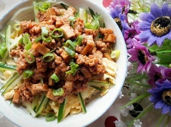 step13: 再把炸醬淋上 , 灑上蔥花即可