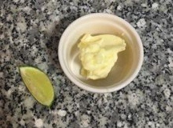 step15: 檸檬汁用量不要多，以免夾心過軟；喜歡香草口味的話，也可以不放檸檬汁改放香草精喔～這個量的內餡剛好夠抹18顆牛粒～