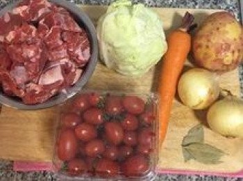 step1: 蔬果洗淨備用。蕃茄最好選擇顏色較紅的，這樣湯頭煮出來才會呈橘紅色喔～