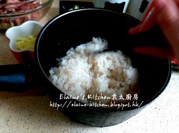 step5: 期間將白米用水沖一沖洗及瀝乾 , 放入煲內加少許鹽及油拌勻靜待30分鐘