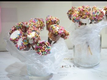 step1: 座溶朱古力，百力滋插入棉花糖