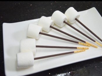 step2: 點上朱古力漿，沾上彩色朱古力針