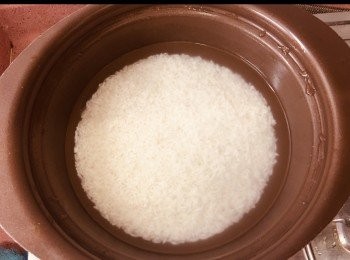 step2: 米洗淨放入鍋子(這是16cm）加水