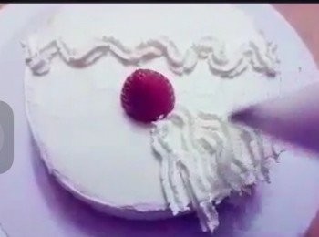 step5: 打好啲甜忌廉放入唧袋，在蛋糕面放上一粒士多啤梨作鼻子，唧上甜忌廉唧出聖誕老人的頭髮及鬍鬚