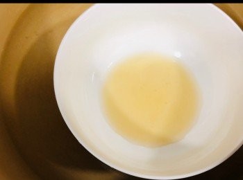 step4: 魚膠片(8g)浸軟，以熱水座溶