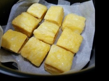 step4: 排放在氣炸鍋內... 165度焗12分鐘至金黃色... 中途反一次。