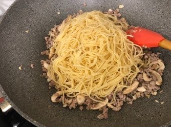 step5: 將意大利粉放入炒勻